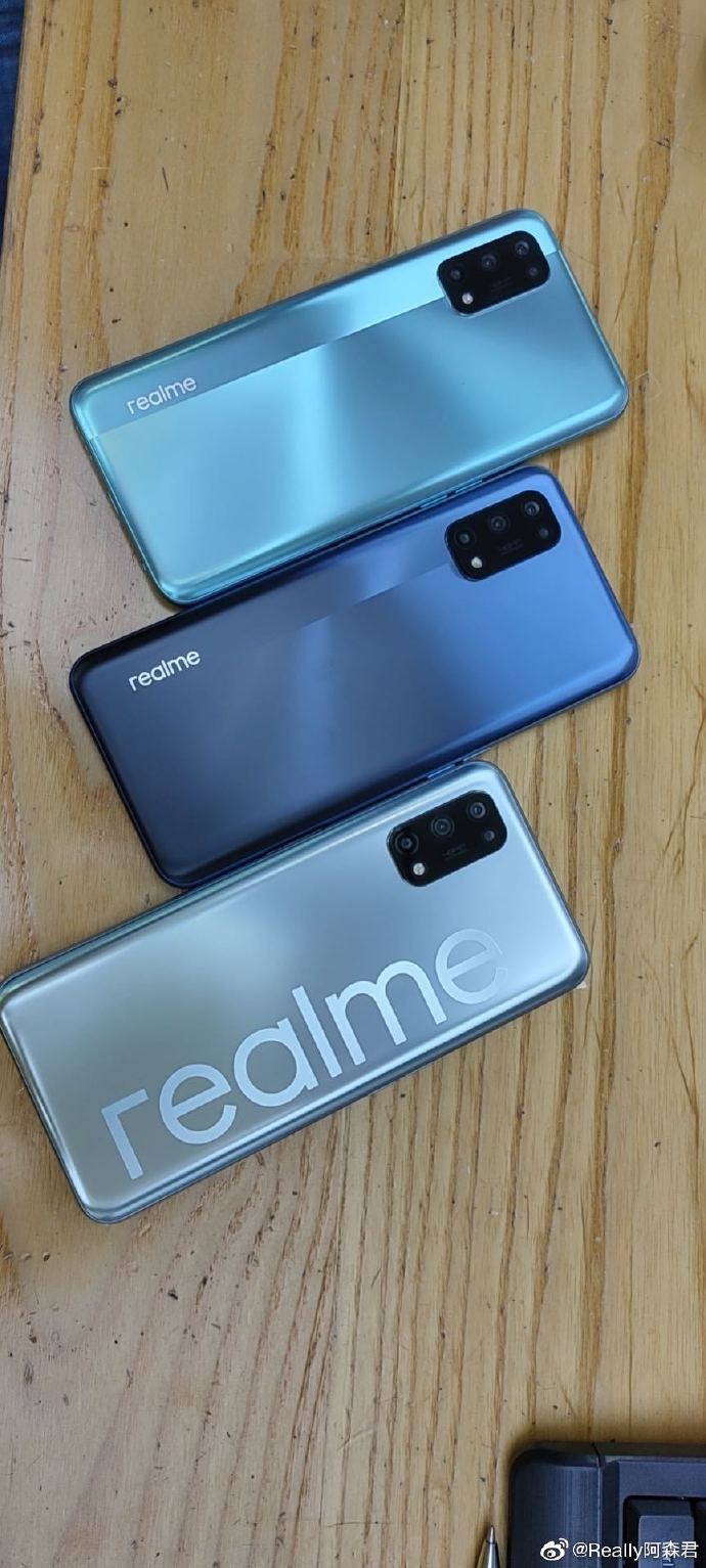 The Realme V5 will come in three color options (image via Weibo)