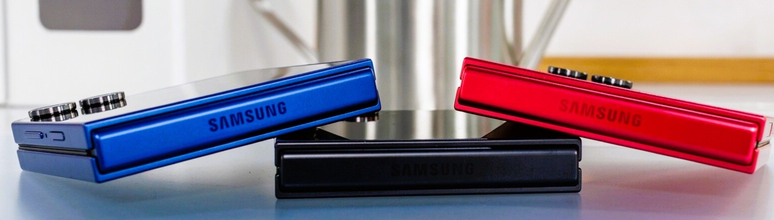 Samsung Galaxy Z Flip7 smartphone (Image source: Daniel Schmidt)