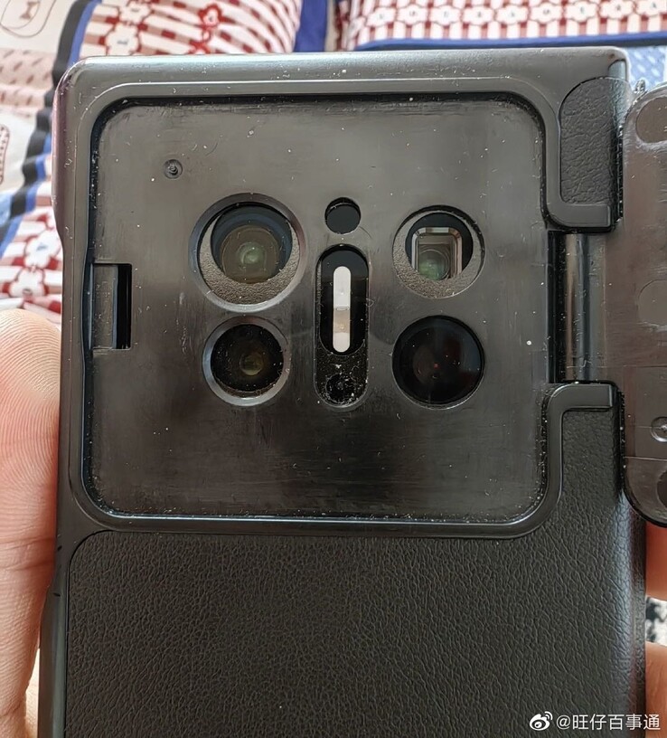 lHuawei's engineering case may now hide the "Mate X3's" camera-hump upgrade. (Source: Wangzai Knows Everything via Weibo)