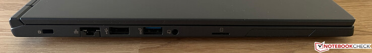 Left: Kensington Lock, Ethernet, USB-A 2.0, USB-A 3.2 Gen.2 (10 GBit/s), 3.5 mm audio, microSD reader