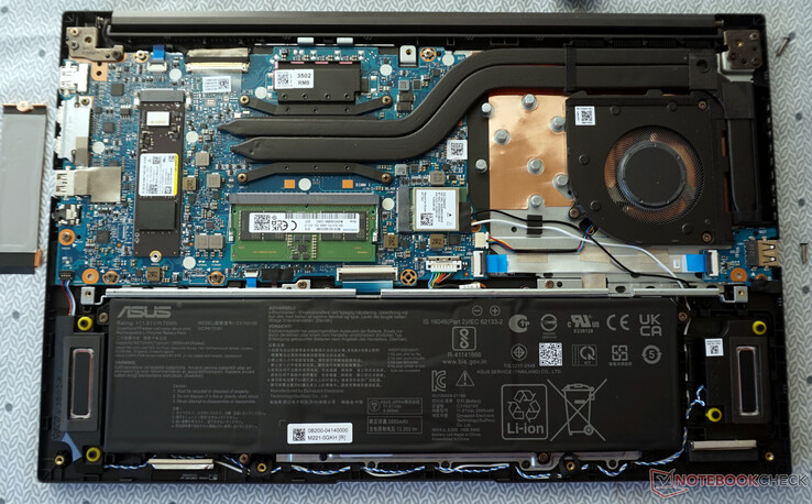 The bottom panel is easy to open, and the most important components are replaceable.