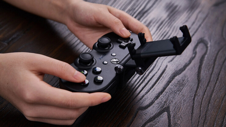 The SN30 Pro for Android with the Mobile Gaming Clip for Xbox controllers attached. (Image source: 8BitDo)