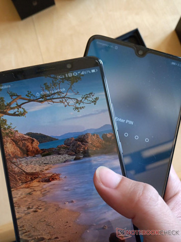 The "dewdrop" notch of the Mate 20 (right) vs. the notch-less Mate 10 Pro