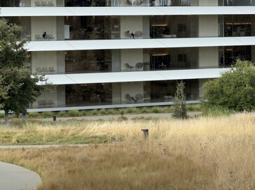 8x zoom (200 mm, digital zoom with telephoto camera)