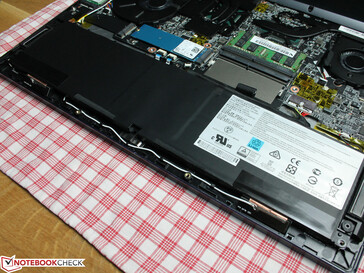The MSI PS63 Modern 8RC’s battery is almost the full width of its case.