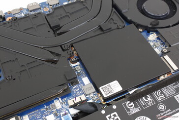 2x SODIMM slots protected by an aluminum plate. We can notice no major electronic noise or coil whine issues