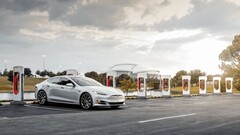Some of the biggest Supercharger stations will get public funds (image: Tesla)