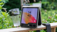 Apple's first foldable iPhone will mimick Samsung's Z Flip, claims report. (Image source: Notebookcheck)