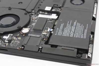 Upward-facing stereo speakers along the edges of the keyboard. Audio is therefore muffled if the lid is closed Upward-facing stereo speakers along the edges of the keyboard. Audio is therefore muffled if the lid is closed
