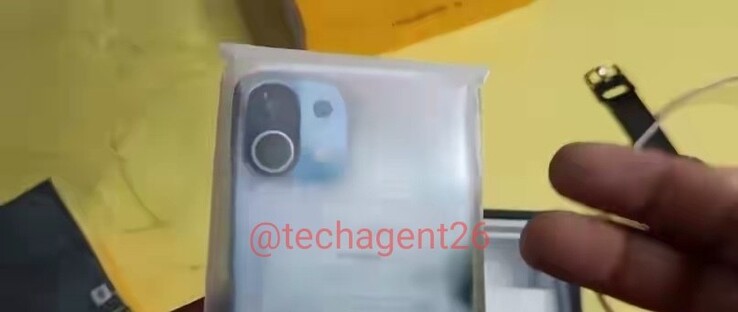 The Xiaomi Mi 11 pictured in its retail packaging (image via @techagent26 on Twitter)