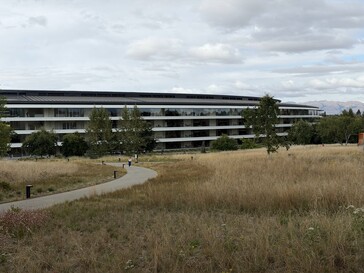 2x zoom (48 mm, digital zoom with main camera)