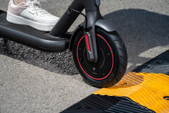 The Xiaomi Electric Scooter 4 Pro has 10-inch tires and can carry up to 120 kg loads. (Image source: Xiaomi)