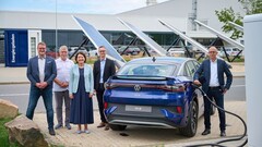 VW executives at the new charging pack. (Source: Volkswagen)