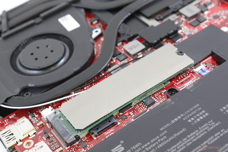 Accessible NVMe drive with aluminum plate