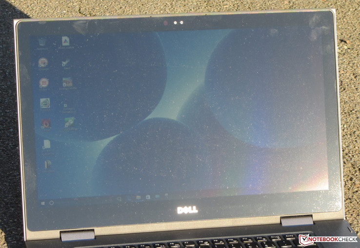 The Inspiron in outdoor use (shot taken on a sunny day in direct sunlight).