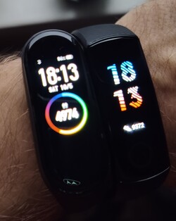 The number of steps that the Honor Band 5 measured is unrealistically high. Mi Band 4 results are on the left; the Honor Band 5 is on the right.
