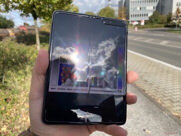 Using the Galaxy Fold outdoors in the sunshine