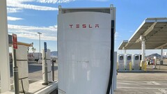 Breaking News A Tesla Megacharger pile (image: RodneyaKent/X)