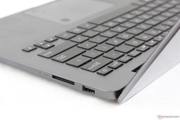 The lid tends to wobble when adjusting the angle, but it is otherwise sufficiently firm whilst typing