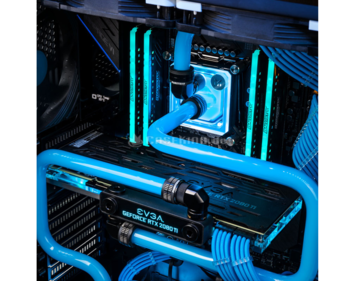 Customized water cooling is included. (Source: CaseKing.de)