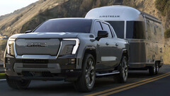 The electric Sierra offers 9,500 lbs towing capacity (image: GMC)