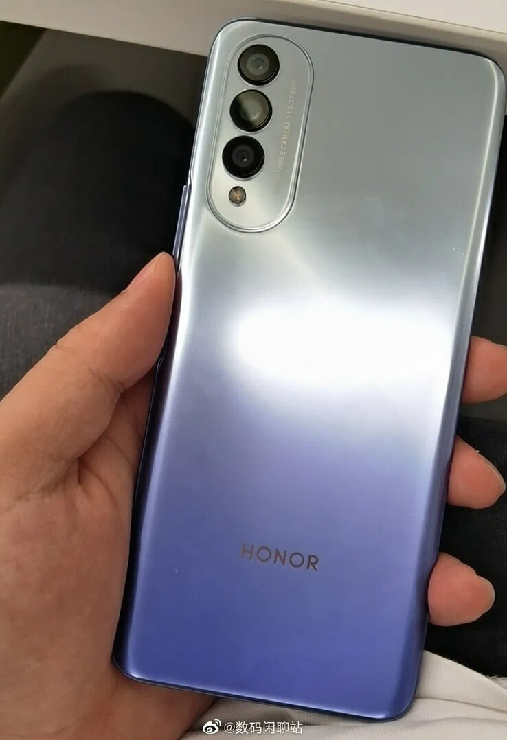 The "Honor X20" stars in a hands-on shot. (Source: Weibo)