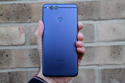 The Honor 7X brings a premium build and design. (Source: Digital Trends)