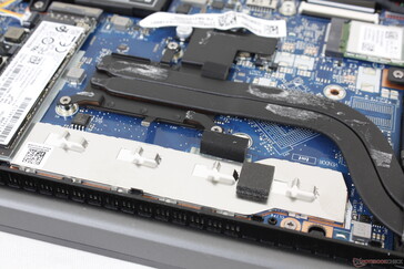Note the aluminum plate protecting the soldered RAM modules and the empty GPU and VRAM slots underneath the heat pipes for the optional GeForce MX450 SKUs
