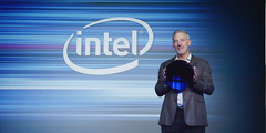 Intel&#039;s Stacy Smith shows off a 10nm &#039;Cannon Lake&#039; wafer. (Source: Intel)
