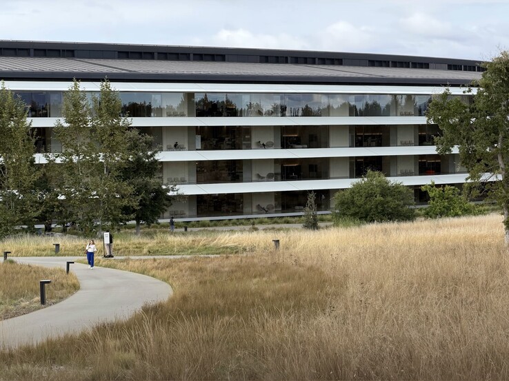 4x zoom (100 mm f/2.8 telephoto camera)