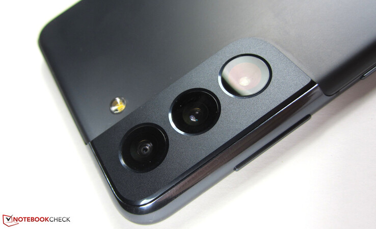 Telephoto, wide-angle, and ultra wide-angle lenses: The camera setup of the Galaxy S21 is exactly the same as that of the Galaxy S20.