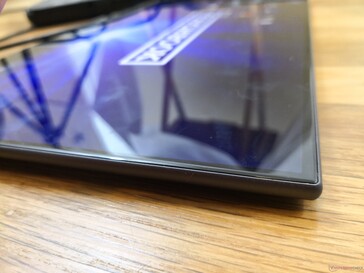 2.5D glass around the edges and corners of the front display