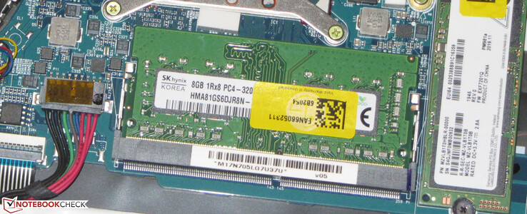 One slot of the Gram working memory is occupied with an 8-GB module and another 8 GB is soldered in. The storage runs in dual-channel mode.
