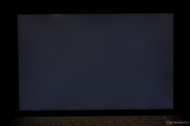 minor-moderate uneven backlight bleeding along the top and bottom edges