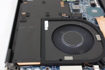 Identical cooling solution and fan behavior as the XPS 17 9700. Fans are large at ~60 mm in diameter each