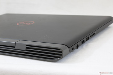 The criss-cross red grilles of the Inspiron 7567 have been replaced by a gray parallel pattern on both the front and back