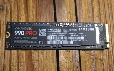 In front, the controller, DDR4 RAM and V-NAND can be seen under the sticker.
