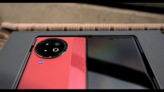 The Z Fold2 in an early unboxing video. (Source: flypig via YouTube)