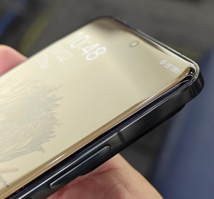 The quad-curved glass of the Xiaomi 14 Pro above the new 3000 nits AMOLED display. (Image: Ben's Gadget Reviews)