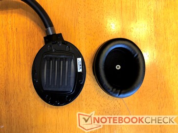 The earcups can be removed to reveal the drivers.
