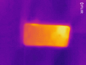 Thermal imaging of the back of the Huawei Y6 2018 under load