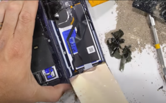 The Galaxy Z Fold6 sports a new mechanism compared to older models. (Image source: JerryRigEverything)