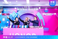 Honor announces the V30 launch at its colorful conference. (Source: ITHome)