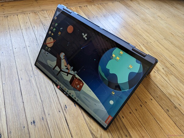 Większość laptopów konwertowalnych jest przystosowana do obsługi dotykowej (na zdjęciu: Lenovo Yoga 7 16IRL8, źródło obrazu: Notebookcheck)