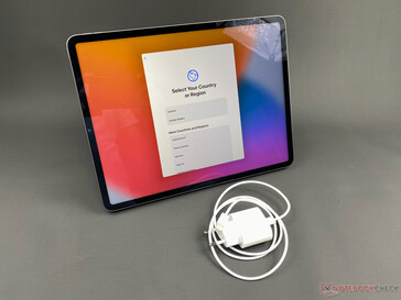 The iPad Pro 12.9 (2021) comes with a puny 20 W charger. (Image source: NotebookCheck)