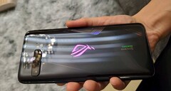 Asus has made some modest external changes to its latest ROG Phone. (Image source: Digital Chat Station)