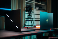 Asus ROG Zephyrus G16 and Razer Blade 16 with the RTX 5090 Laptop (Image source: Notebookcheck)