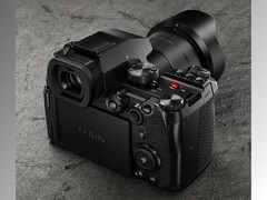The G9II has a compact and ergonomic form factor (Image Source: Panasonic)