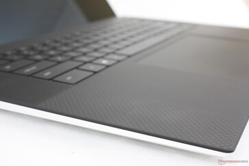 Familiar carbon fiber palm rests as on the XPS 15 and XPS 13. The white fiberglass option, however, is not available
