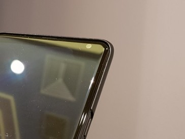 A look at the Samsung 5G prototype with its asymmetrical notch (Source: Twitter)